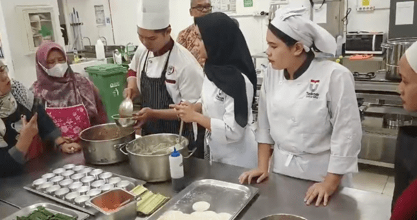 Mahasiswa memandu peserta pelatihan